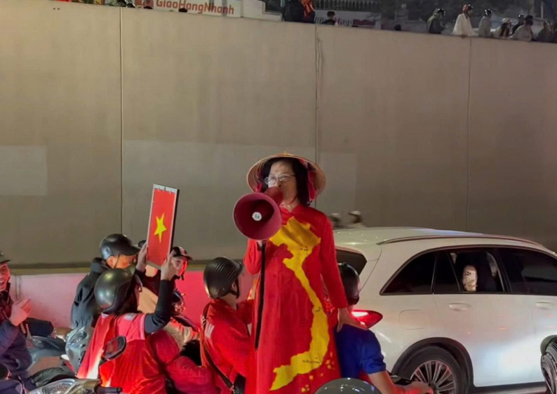 Triệu tập làm việc người phụ nữ cầm loa hô hào đua xe tại hầm Kim Liên -0