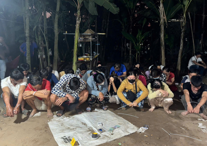 các đối tượng cùng tạng vật tại hiện trường..jpeg -0