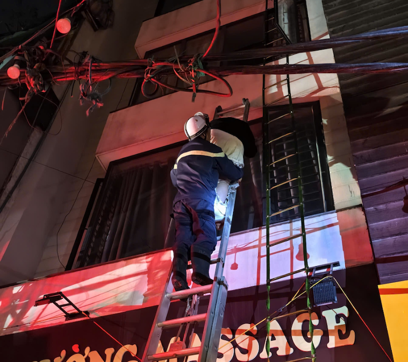 Kịp thời cứu người mắc kẹt trong đám cháy tại phường Vĩnh Tuy nhờ tận dụng “5 phút vàng” -1