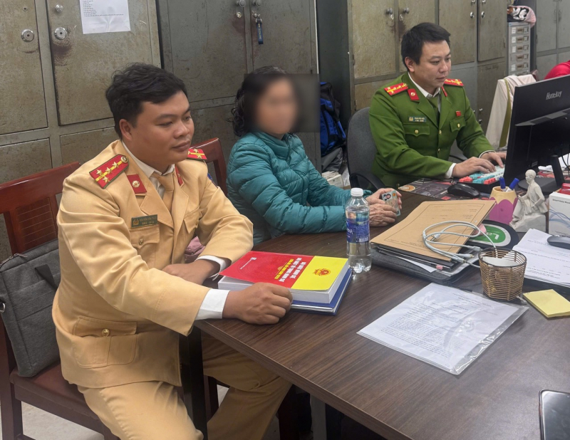 Triệu tập làm việc người phụ nữ cầm loa hô hào đua xe tại hầm Kim Liên -0