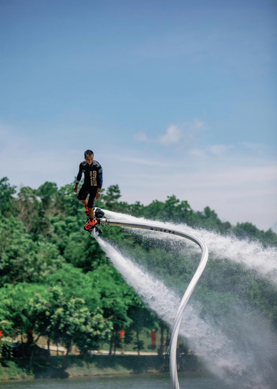 Flyboard Hồ Vua Lê: bùng nổ cảm xúc, hoá thân thành “Iron man”  -0