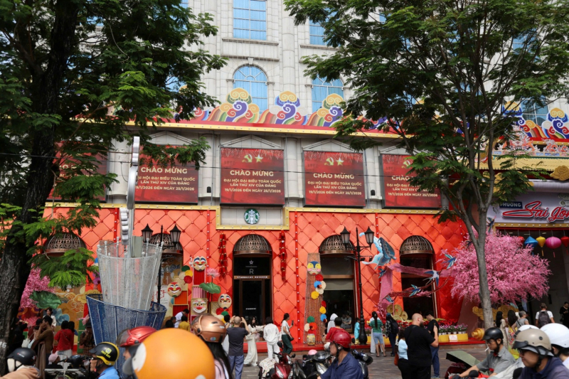 TP Hồ Chí Minh rực rỡ cờ, hoa chào mừng Đại hội Đại biểu toàn quốc lần thứ XIV của Đảng -1