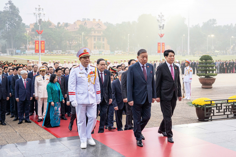 Delegates to 14th National Party Congress pay tribute to President Ho Chi Minh -0