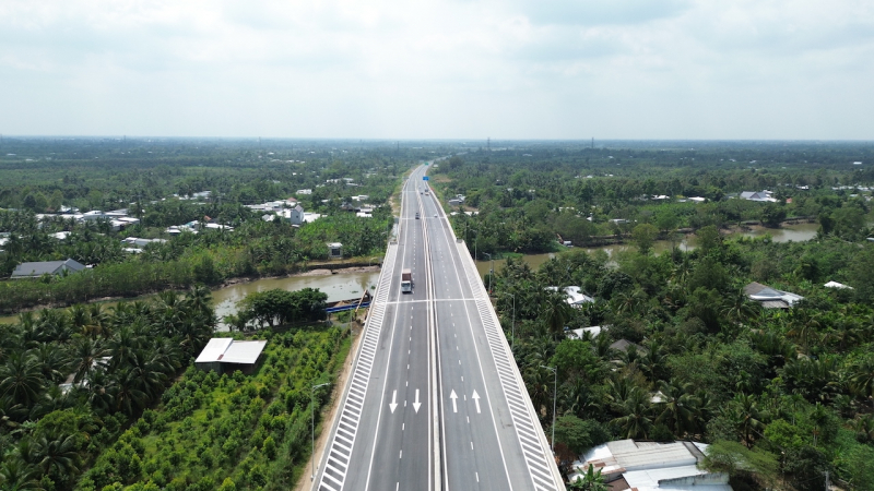 Cận cảnh tuyến cao tốc rút ngắn khoảng cách từ Cần Thơ đến Cà Mau -0