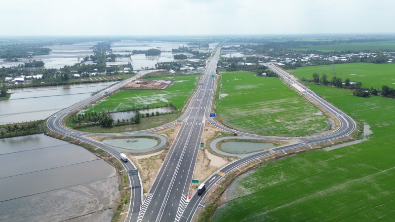 Cận cảnh tuyến cao tốc rút ngắn khoảng cách từ Cần Thơ đến Cà Mau -0