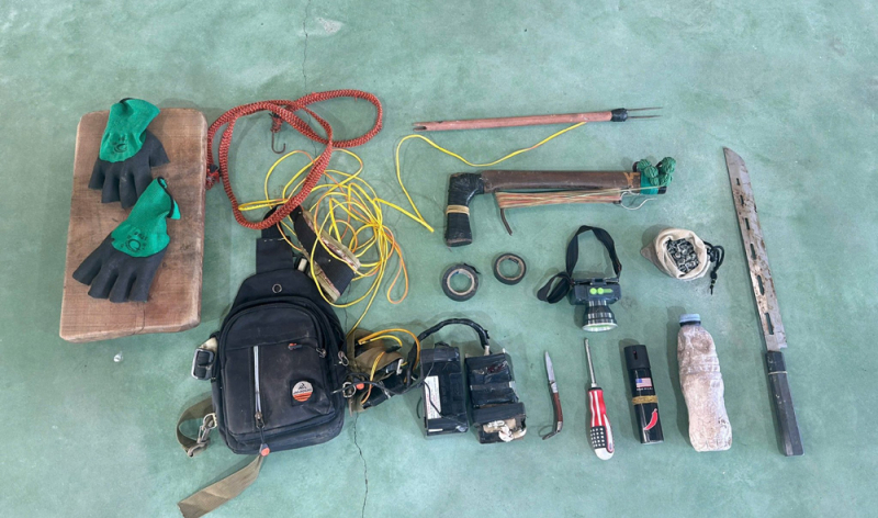 Nhóm “cẩu tặc” trang bị súng điện, bình xịt hơi cay để hành nghề -0