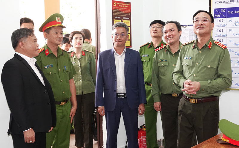 Xây dựng pháp luật phục vụ phát triển đất nước -0