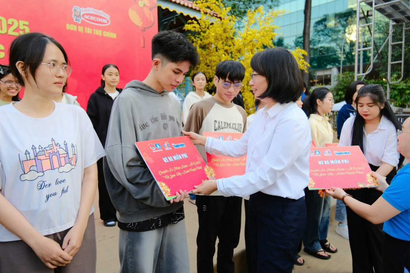 Tặng 1.500 vé xe và quà cho sinh viên, người lao động về các tỉnh miền Trung và Tây Nguyên -0