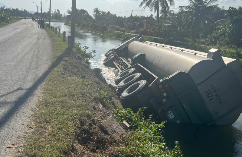             Xe bồn chở dầu lao xuống mương chỉ vì tài xế… ngủ gật -0