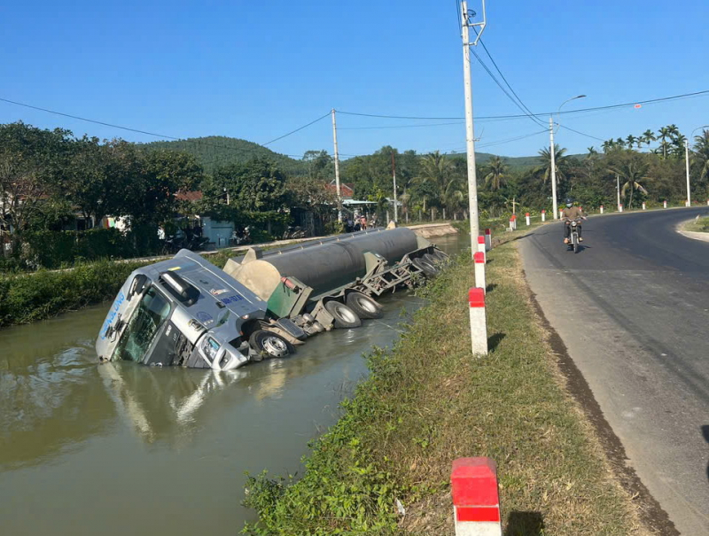             Xe bồn chở dầu lao xuống mương chỉ vì tài xế… ngủ gật -0
