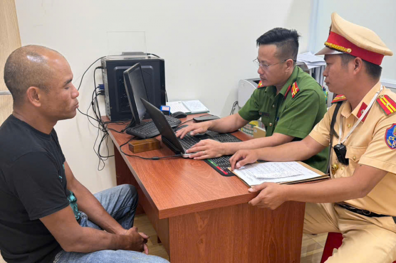 Tạm giữ đối tượng lái xe ô tô gây náo loạn khu dân cư -0