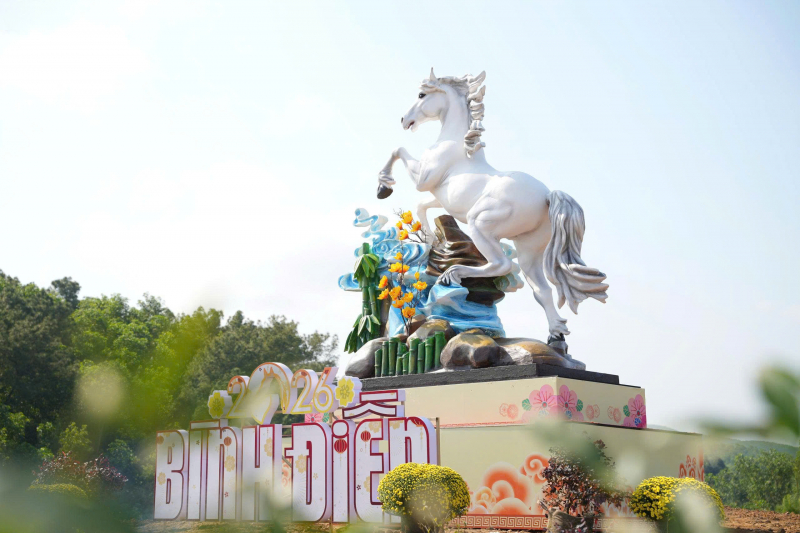 Linh vật Xuân Bính Ngọ 2026 trên đồi Chuông Gió ở Cố đô Huế -0