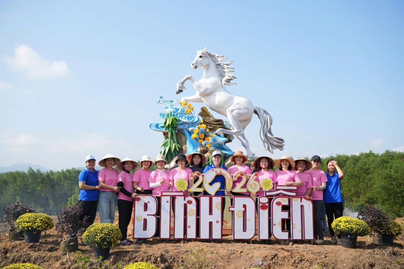 Linh vật Xuân Bính Ngọ 2026 trên đồi Chuông Gió ở Cố đô Huế -0