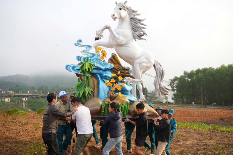 Linh vật Xuân Bính Ngọ 2026 trên đồi Chuông Gió ở Cố đô Huế -0