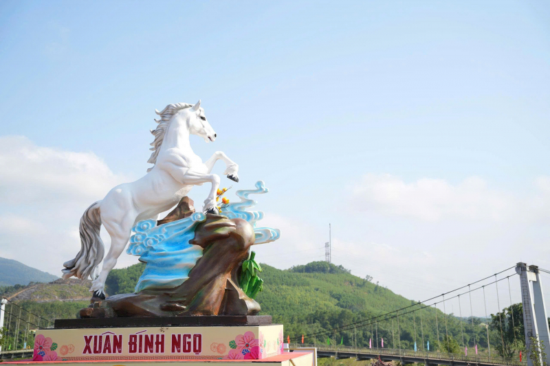 Linh vật Xuân Bính Ngọ 2026 trên đồi Chuông Gió ở Cố đô Huế -0