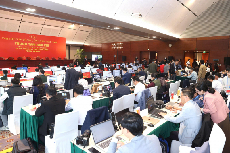 Trung tâm Báo chí nhộn nhịp trong ngày đầu Đại hội XIV của Đảng -0