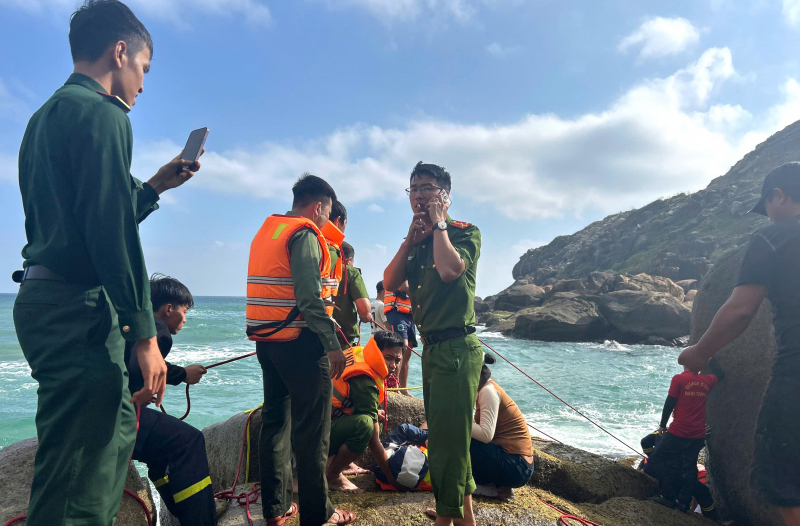 Kịp thời cứu 2 du khách nước ngoài gặp nạn khi tắm biển -0