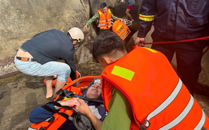 Kịp thời cứu 2 du khách nước ngoài gặp nạn khi tắm biển -0