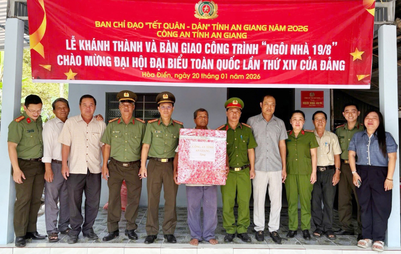 Công an tỉnh An Giang bàn giao “Ngôi nhà 19/8” tặng 2 hộ dân khó khăn -0
