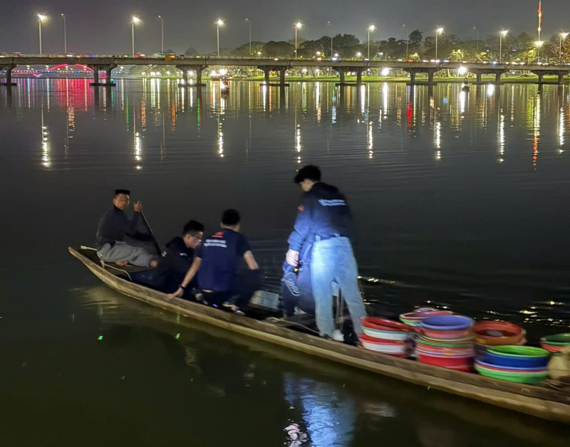 Người dân đánh rơi 2 cây vàng xuống sông Hương -0