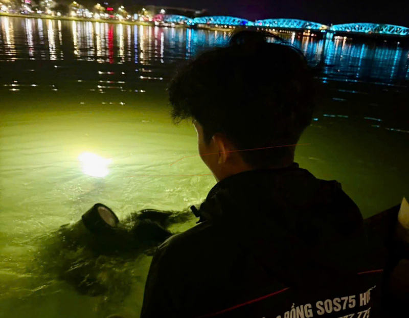 Người dân đánh rơi 2 cây vàng xuống sông Hương -0