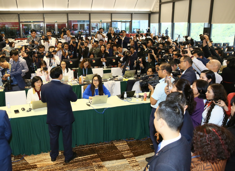 Thủ tướng Phạm Minh Chính thăm, động viên phóng viên báo chí tác nghiệp tại Đại hội XIV -0