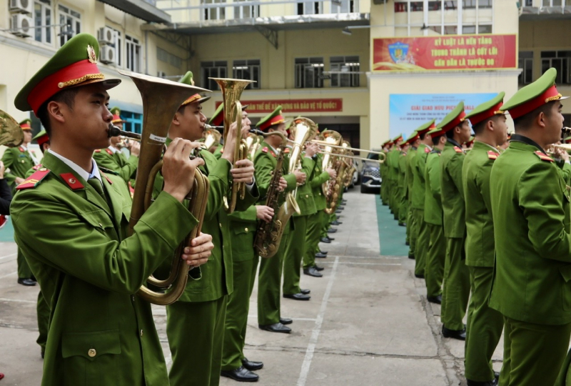 Dàn nhạc kèn CAND lớn nhất từ trước đến nay biểu diễn chào mừng Đại hội Đảng -7