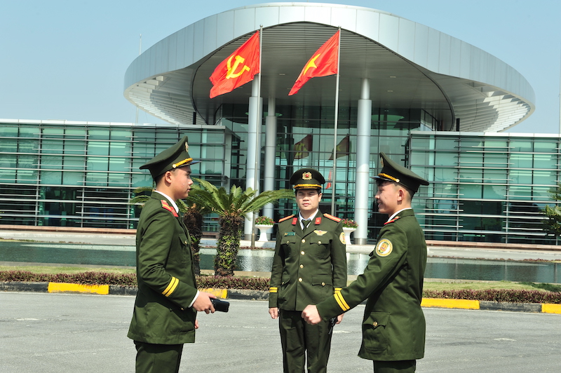 Mỗi nụ cười đón khách là bộ mặt của quốc gia nơi tuyến đầu của Tổ Quốc -0