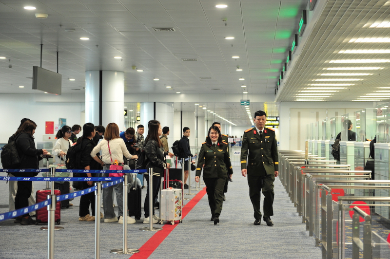 Mỗi nụ cười đón khách là bộ mặt của quốc gia nơi tuyến đầu của Tổ Quốc -0