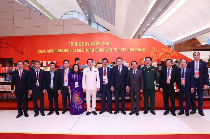 Chủ tịch Quốc hội tham quan Trưng bày sách, báo chào mừng Đại hội XIV của Đảng -0