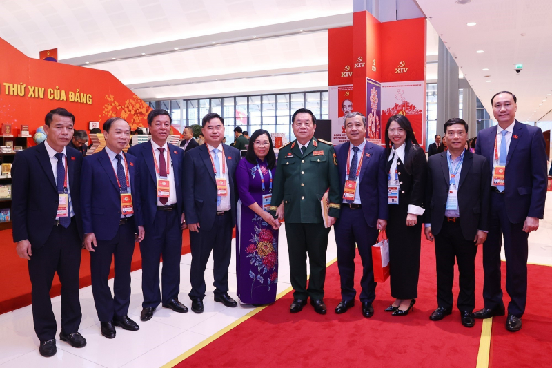 Chủ tịch Quốc hội tham quan Trưng bày sách, báo chào mừng Đại hội XIV của Đảng -0