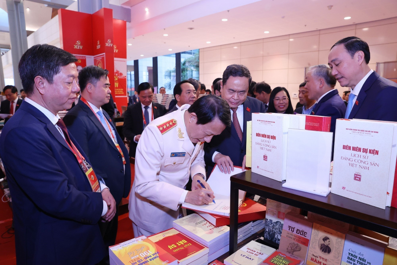 Chủ tịch Quốc hội tham quan Trưng bày sách, báo chào mừng Đại hội XIV của Đảng -0