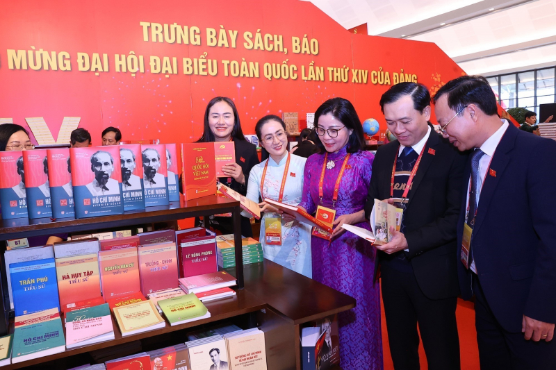 Chủ tịch Quốc hội tham quan Trưng bày sách, báo chào mừng Đại hội XIV của Đảng -0
