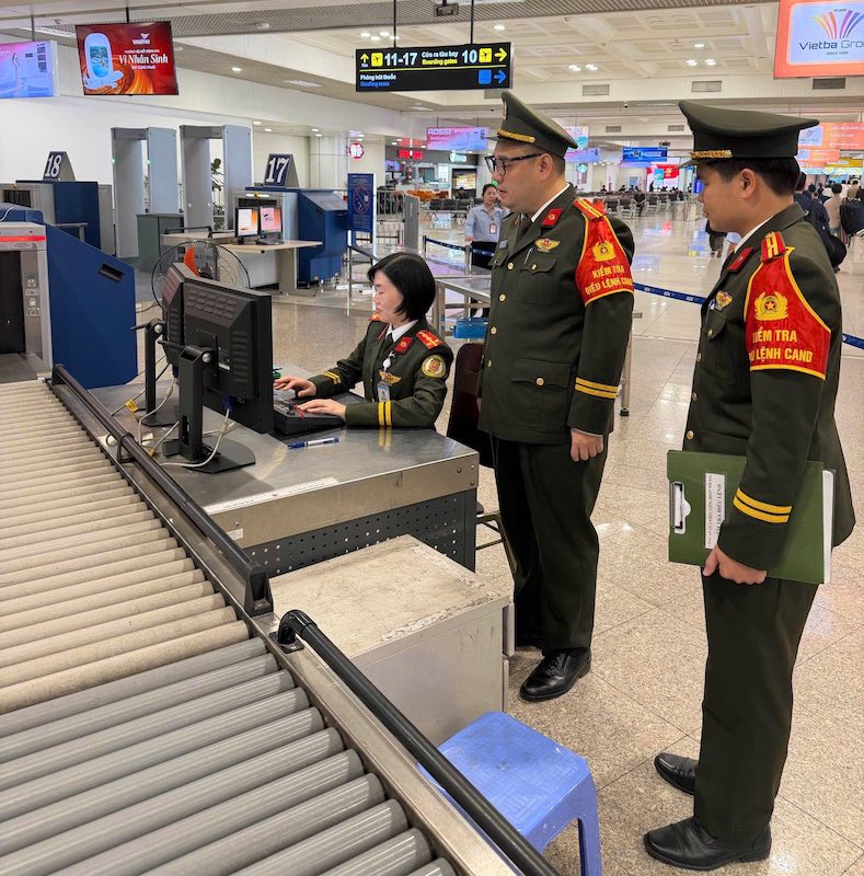 Mỗi nụ cười đón khách là bộ mặt của quốc gia nơi tuyến đầu của Tổ Quốc -0