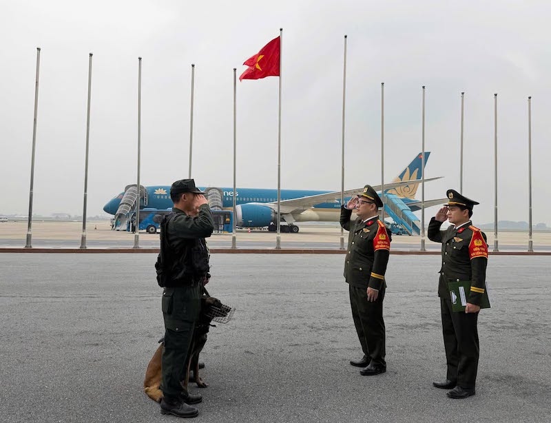 Mỗi nụ cười đón khách là bộ mặt của quốc gia nơi tuyến đầu của Tổ Quốc -1