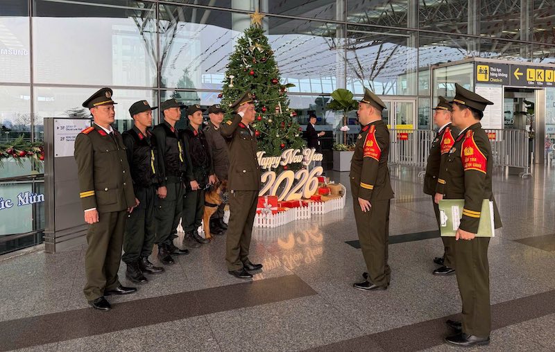 Mỗi nụ cười đón khách là bộ mặt của quốc gia nơi tuyến đầu của Tổ Quốc -2