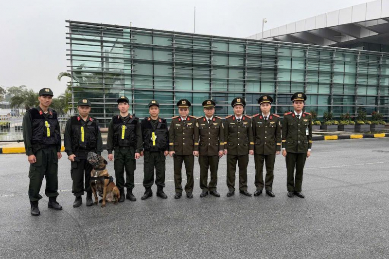 Mỗi nụ cười đón khách là bộ mặt của quốc gia nơi tuyến đầu của Tổ Quốc -0