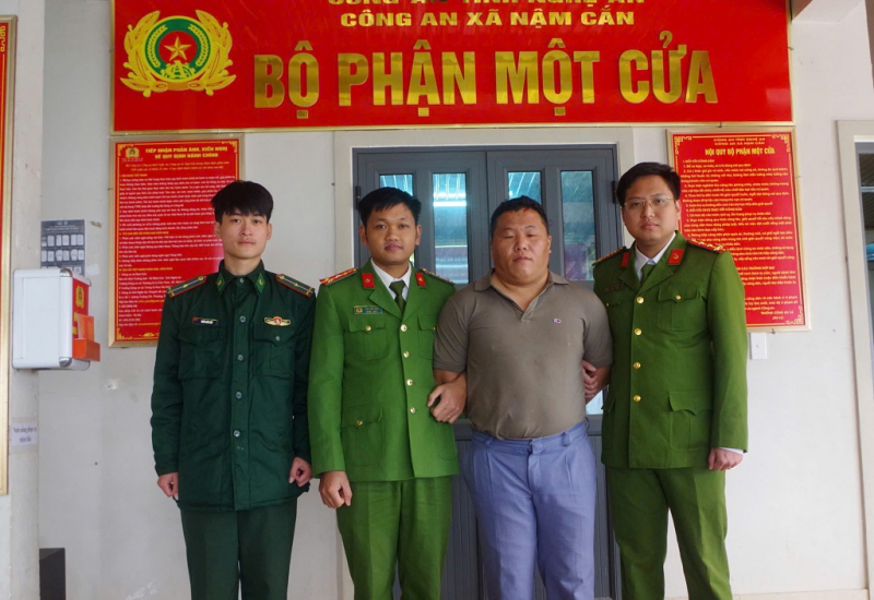 Công an xã Nậm Cắn bắt giữ đối tượng truy nã sau gần 17 năm lẩn trốn -0
