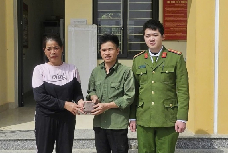Công an xã kịp thời xác minh, trao trả tài sản cho người dân -0