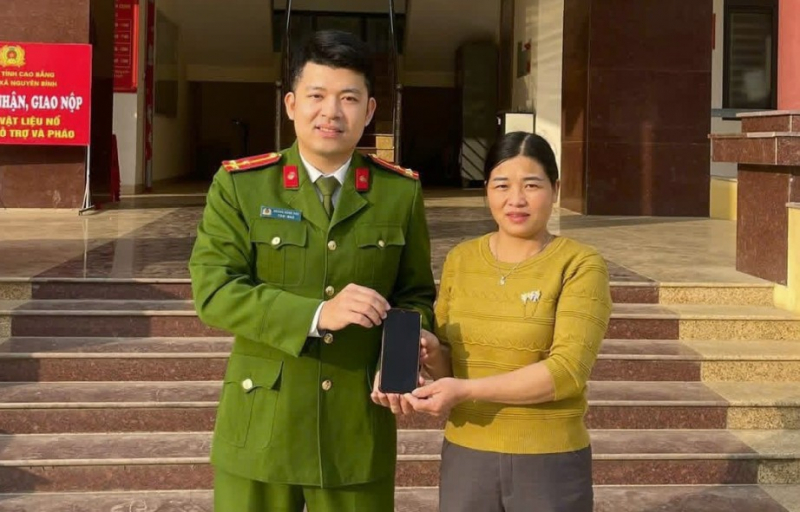 Công an xã kịp thời xác minh, trao trả tài sản cho người dân -1