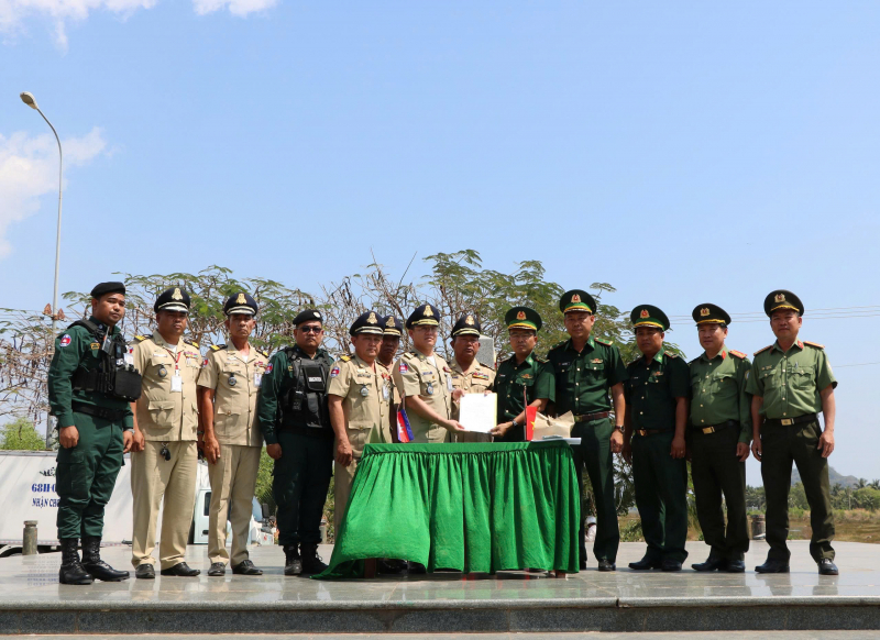 Tiếp nhận 78 công dân Việt Nam do Campuchia trao trả -0