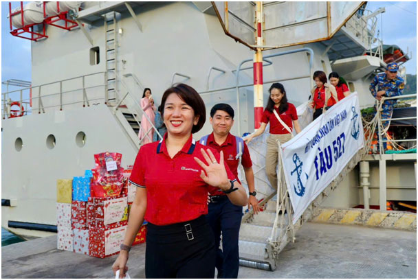 Cán bộ Agribank đồng hành cùng phóng viên lan tỏa mùa xuân từ đảo xa về đất liền -0