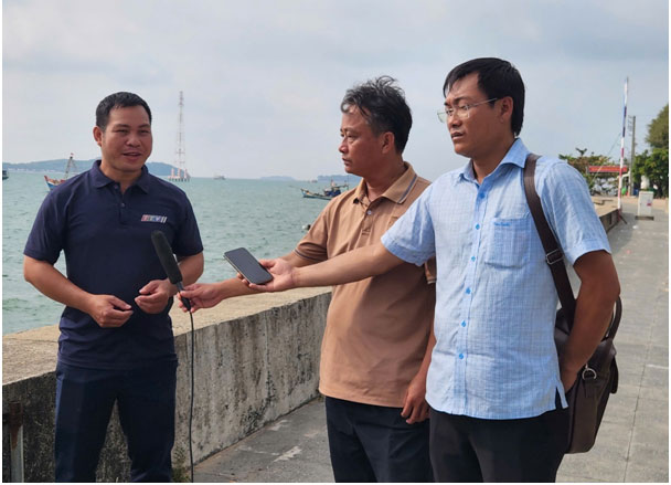 Cán bộ Agribank đồng hành cùng phóng viên lan tỏa mùa xuân từ đảo xa về đất liền -0