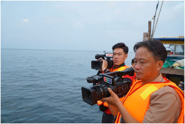 Cán bộ Agribank đồng hành cùng phóng viên lan tỏa mùa xuân từ đảo xa về đất liền -0