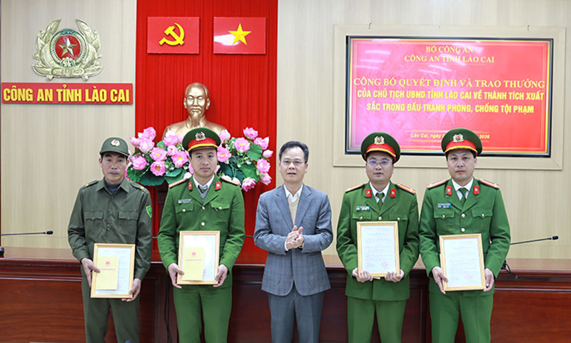 Khen thưởng đột xuất các lực lượng tham gia phá vụ án sát hại 2 mẹ con ở Lào Cai -0