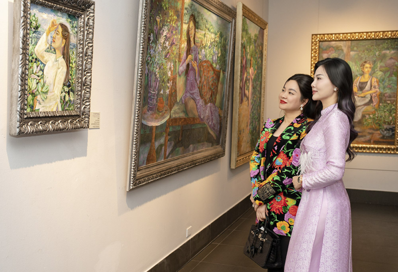 m-t góc trung bày tranh c-a ho- si lê trang.jpg -1