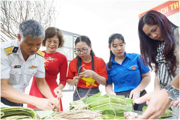 Cán bộ Agribank đồng hành cùng phóng viên lan tỏa mùa xuân từ đảo xa về đất liền -0