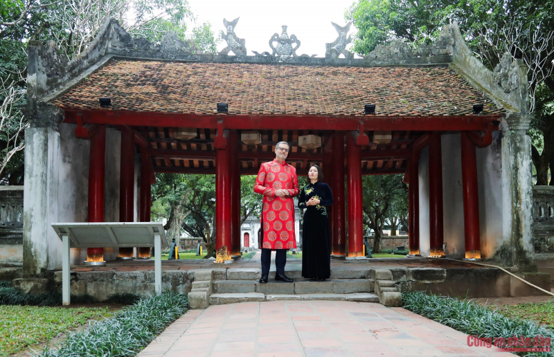 Đại sứ Pháp mặc áo dài trải nghiệm văn hóa Việt tại Văn Miếu -0