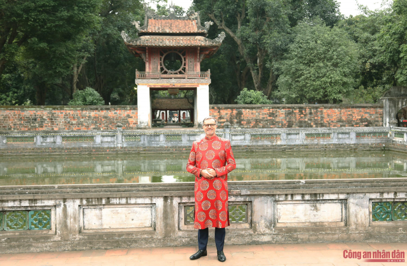 Đại sứ Pháp mặc áo dài trải nghiệm văn hóa Việt tại Văn Miếu -0