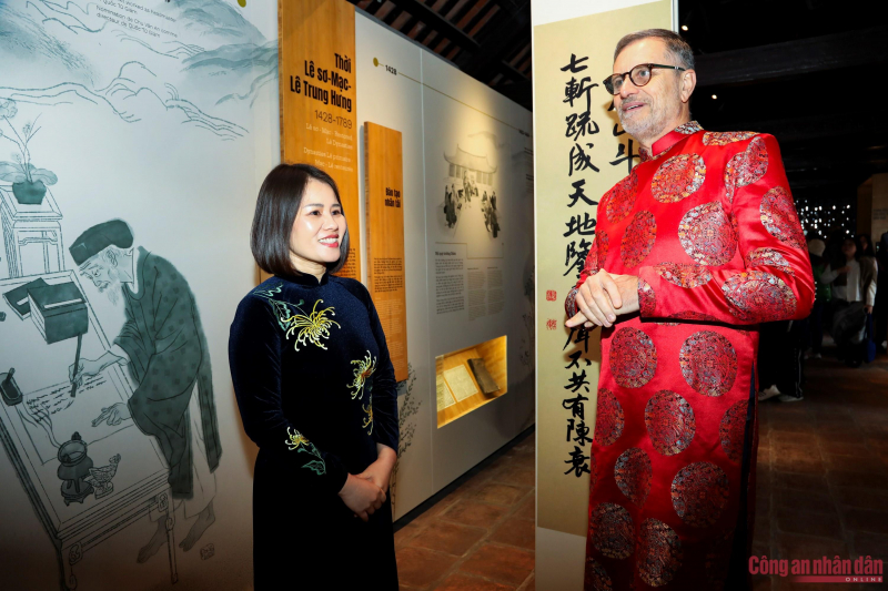 Đại sứ Pháp mặc áo dài trải nghiệm văn hóa Việt tại Văn Miếu -0